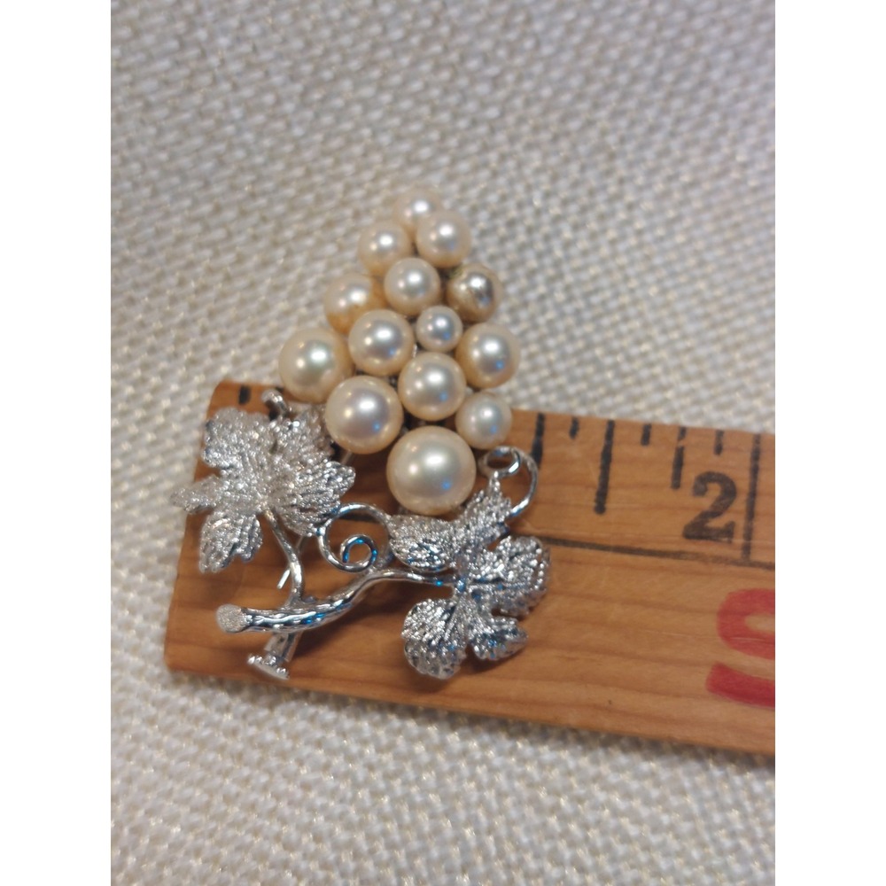 Brooch Faux Pearl Grape Cluster Silver Tone Leaf MCM Grandmillennial Vintage - Picture 8 of 8